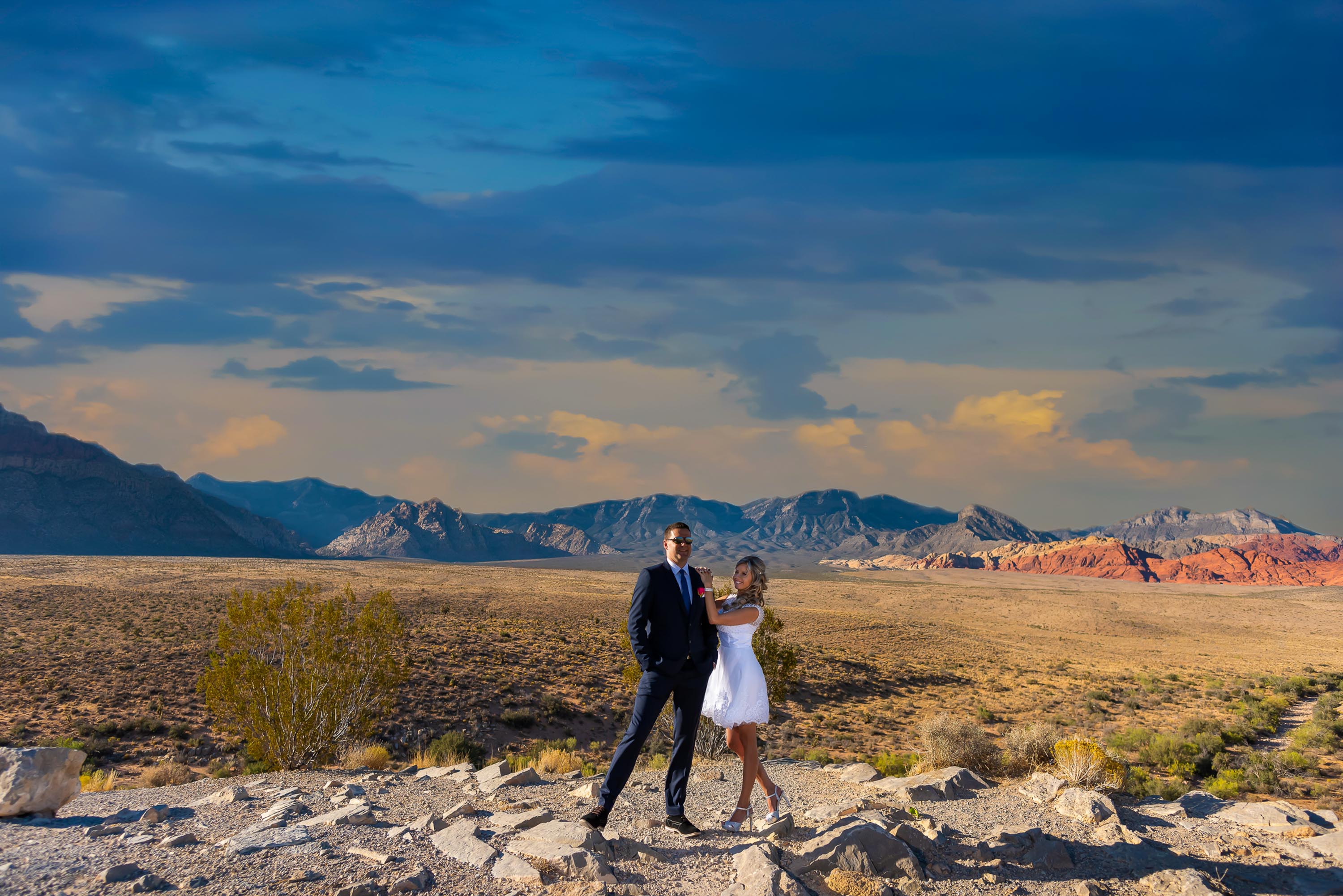 Desert elopement wedding photography | Las Vegas wedding photographer | Red Rock Canyon weddings