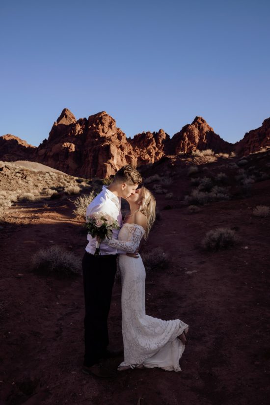 Valley of Fire elopement couple kissing at sunrise in Nevada desert photographed by Zoltan Redl Nagy